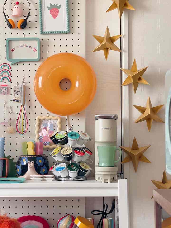 
我が家にカフェスペースが新設されたよ〜 ⭐️

KEURIGのコーヒーマシーン&カプセルツリーが
思っていた以上に可愛いかった 🫶🏻


#レトロポップ #レトロポップインテリア #カラフルインテリア #ミッドセンチュリー #スペースエイジ 