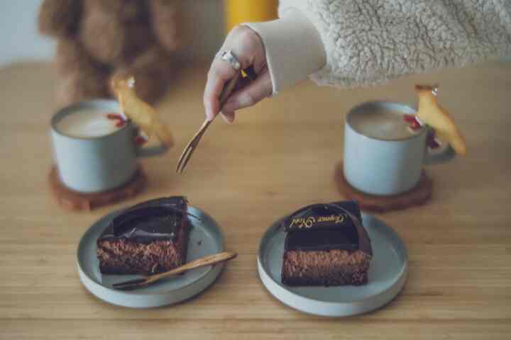 🍫☕️🦊

クリスマスパーティーの締めくくりです🏃‍♂️
アルノー・ラエールパリの三層チョコレートのクレームブリュレはカカオ70%のソースがかかっていることもあり今まで食べたことないくらい濃厚でした🤎

ケーキのお供のカフェオレにはCafé Kitsunéのクリスマス限定サブレを添えました👏

#クリスマス
#うちカフェ
#ショコラ
#ハサミポーセリン
#陶器
#くまのぬいぐるみ
