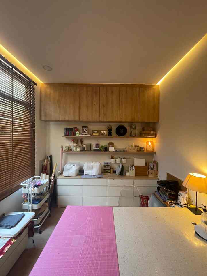 Ruang kerja yang belum sepenuhnya jadi dikarenakan aku baru pindah rumah jadi decor rumah pun belum sempurna🥲. Ruang ini menjadi ruang kerja atau ruang untuk aku mengerjakan hobi art and craft ku. Semoga kedepannya aku bisa menyelesaikan decor ruangan ini dengan lebih sempurna☺️.
_
#craftroom
#workingspace
#homeoffice
#smallhomeoffice
#ruangkerja
#dirumahpojok
#homestyle

