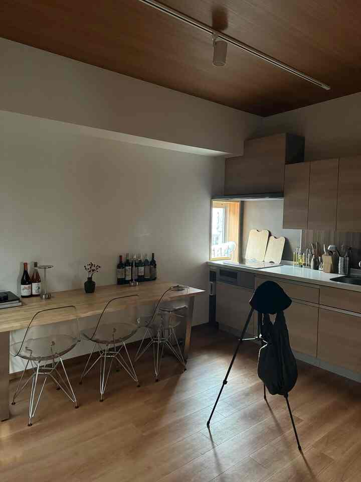 木を基調としたインテリアは初挑戦でしたが、
ポイントをシルバーで統一させることで、お部屋に一体感が出ているように感じます！

木のトーンが少しづつ違いますが、そこもまた味ですね、、

#インテリア
#一人暮らし
#ルームツアー
#1LDK
#俺の部屋