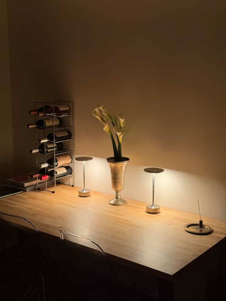 頂きもののワインも増え、ワインラックを導入しました！気分によって飾るワインを変えてみたり、インテリアの幅が広がりそうで嬉しいです👏

ダイニングテーブルの中央には頂いたお花を飾りました、花瓶は京都の骨董品店にて購入したアメリカンビンテージのものです。

#一人暮らし
#インテリア
#1LDK
#ルームツアー
#俺の部屋
#ダイニングテーブル
#ワインラック
