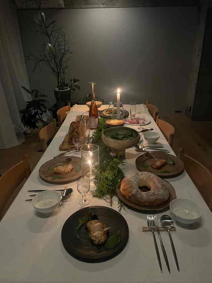 Pesta rumah Natal tahun ini 🎄
Suasananya adalah mengkoordinasikan meja dengan menggunakan piring kayu. Nikmati makan malam hangat dengan cahaya lilin hangat.

#Makan malam Natal #テーブルコーディネート
#Piring kayu #内田悠 #豊田豪史 #イイダウッドターニング
#cutipole