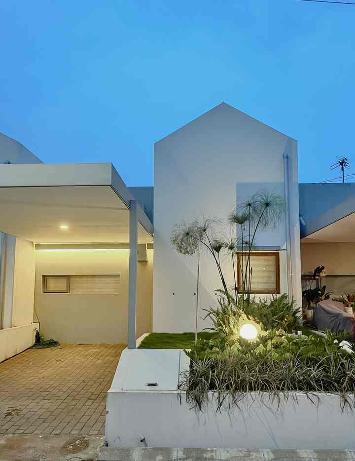 /night vibe - exterior/
Lighting menjadi elemen utama yang mempercantik area fasad pada malam hari.
Semua lampu yang dipilih berwarna warm white dengan jenis lampu sebagai berikut :
1. Lampu Downlight
Lampu yang digunakan pada area plafon dan area taman.
2. Lampu Sorot
Lampu taman yang dipasang untuk menerangi area fasad dan bersifat lebih fungsional.
3. Indirect Light (led strip)
Lampu yang dipasang untuk memberi penekanan pada area carport agar tidak hanya terfokus kepada  fasad bagian taman, lampu ini cenderung dipasang untuk pensuasanaan dan estetika.

#NightVibe #LightingIdeas #LightingInspiration