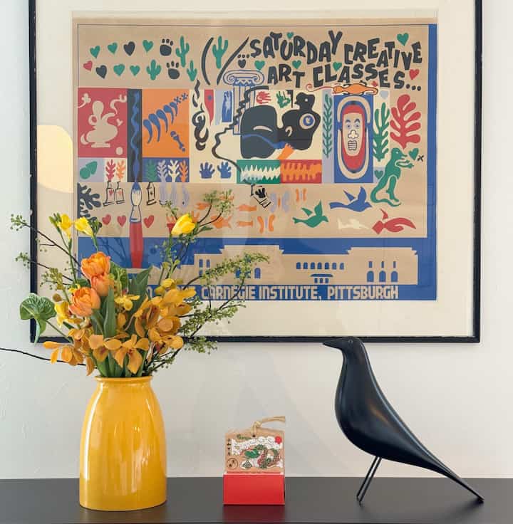 明けましておめでとうございます！
新年はシェルフをシンプルにまとめました🎍

いつもより贅沢にした花、神社で買った縁起物、イームズハウスバード🐦‍⬛

#建売住宅 #建売 #リノベーション #リノベ #ikea購入品 #イームズハウスバード #ヴィットショー 