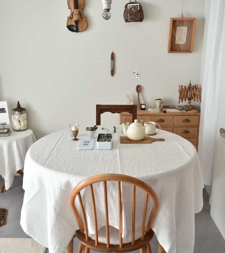 It's a small rented room, so it's used as both a dining room and a hobby space.

#Cats and antiques #賃貸インテリア #賃貸暮らし #二人暮らしインテリア #部屋紹介 #ブロカント #インマイルーム #狭い部屋 {7 #Antique furniture} #猫とインテリア #アンティークインテリア #フランスアンテーク #1LDK #フランスのもの #古家具 #古道具 #ティーポット #古家具のある暮らし #ダイニングテーブル #ダイニング #リビング #テーブルクロス #リネン