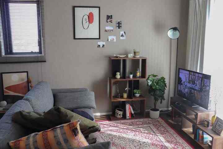 リビングは午前中日がたくさん入ります
家で1番リラックスできる場所

#賃貸 #2LDK #夫婦二人暮らし #リビング #LOWYA #ラグ #IKEA #鉢カバー