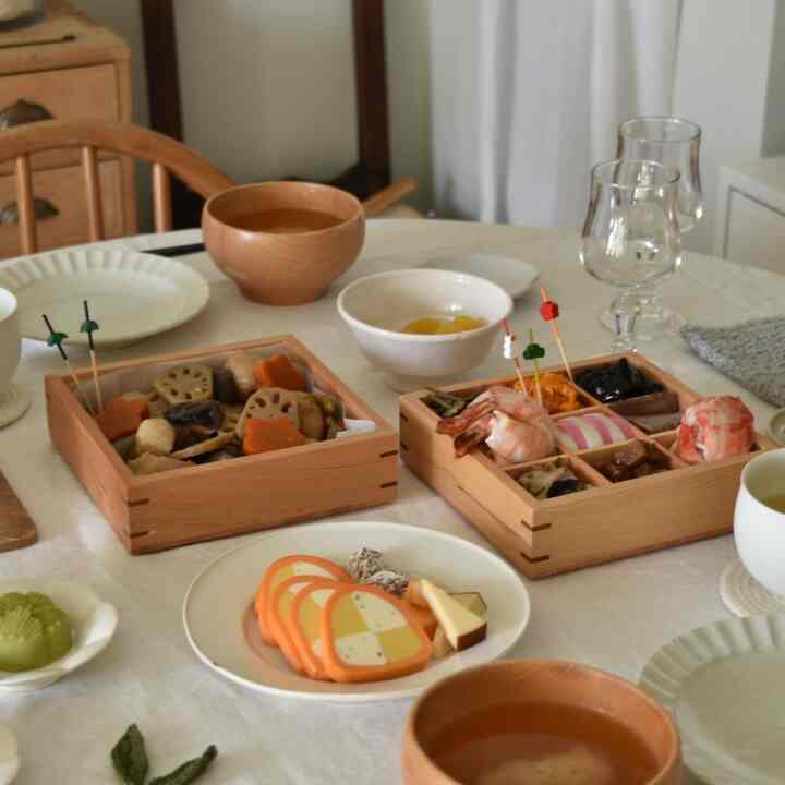 Click here for New Year's table coordination. This is the third time I have used Ojubako since purchasing it. It can be used without leaking or seeping (I just put a parchment paper on it). The good thing is that you can use it as a wooden tray for everyday use.

#Osechi #お重箱 #お正月 #重箱 #3段 #木製 #木のもの #テーブルコーデ #賃貸インテリア {8 #Rental Living} #正月 #お節料理 #お節 #和食 #和風 #インテリア #丁寧な暮らし #リネン #テーブルクロス