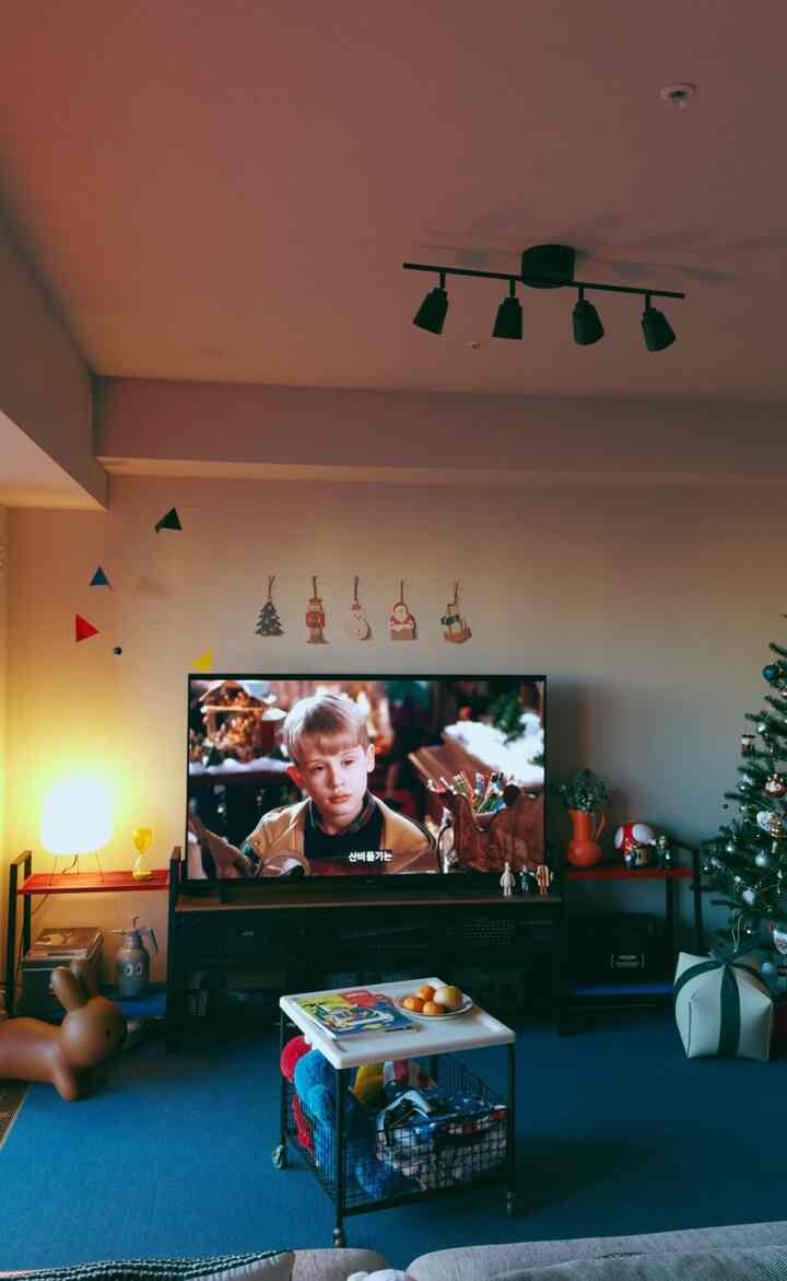 Christmas morning vibe

クリスマス朝には少し早起き、まだサンタさんを信じている娘のために、サンタさんからのプレゼントを準備。
起きるのを待ちながら1人でHome alone視聴。
今回もこれで幸せなクリスマスでした。

크리스마스 아침
조금일찍 먼저 일어나, 아직 산타를 믿고있는 딸아이를 위해서 조용히 선물 준비;;
일어나기를 기다리며 혼자서 나홀로 집에 시청. 
이정도면 이번에도 행복한 크리스마스🎅🎄

Videoはこちら👇🏻
https://www.instagram.com/reel/C1R6l7HJsdb/?igsh=aTZ0MXhmb3RjMG1w

#マンションインテリア #twemco #christmas #akari
