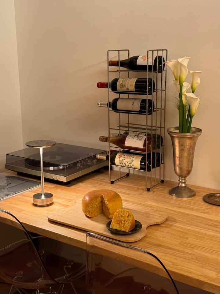 あけましておめでとうございます！
スーパーの年始セールで人参が安かったのでキャロットケーキです。大きすぎてほぼ冷凍しました。

ダイニングテーブルが大きいとご飯が美味しそうに映りますね、おすすめです。

#インテリア
#一人暮らし
#ルームツアー
#俺の部屋
