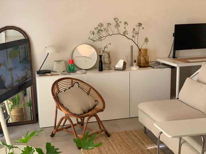 入居して1ヶ月頃の様子🌿
IKEAの家具に自然素材のヴィンテージアイテムを取り入れて奥行きを出すスタイルが好きです🛋️🪴
ラタンチェアは船乗りをしていた祖父が海外で購入したものを譲り受けて使っています。
ラタンのカーブと包み込まれる感じがお気に入りです🪑🤍

#IKEA #ラタンチェア #シンプルモダン #midcentury #北欧モダン #ヴィンテージチェア