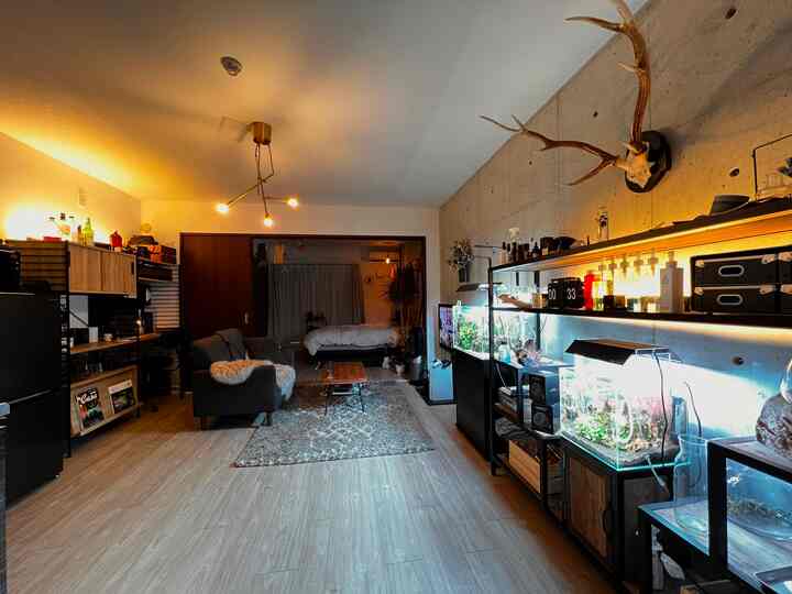 初投稿させていただきます！
一人暮らし1LDKのリビング。
片面コンクリート打ちっぱなし壁の無機質な空間と相反した
ネイチャーアクアリウムとインドアグリーンのコンビネーションがポイントです。

各所に配置したLEDバーによる間接照明も部屋に暖かみを与えてくれる要素です。

#1LDK #一人暮らし #コンクリート打ちっぱなし #間接照明 #コンクリ打ちっぱなし #リビング