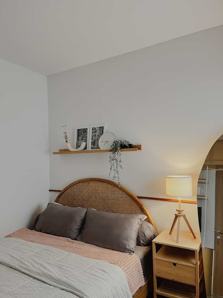 Tema master bedroom ini menyesuaikan dengan tema keseluruhan rumah yaitu scandinavian, oleh karena itu furniture yang dipilih juga memiliki material dan tone warna yang sama dengan ruangan lainnya yaitu warna kayu natural dengan aksen rattan yang diaplikasikan pada tempat tidur dan lemari baju.

Kami sangat memperhatikan proporsi dan layout furniture di kamar minimalis berukuran 3x2,8m ini, jadi walaupun luasannya minim tetap masih dapat menampung banyak barang dan tetap nyaman untuk beraktivitas.

#BedroomStyling #BedroomDecor #BedroomMakeOver #TinyBedroom #BedroomIdeas