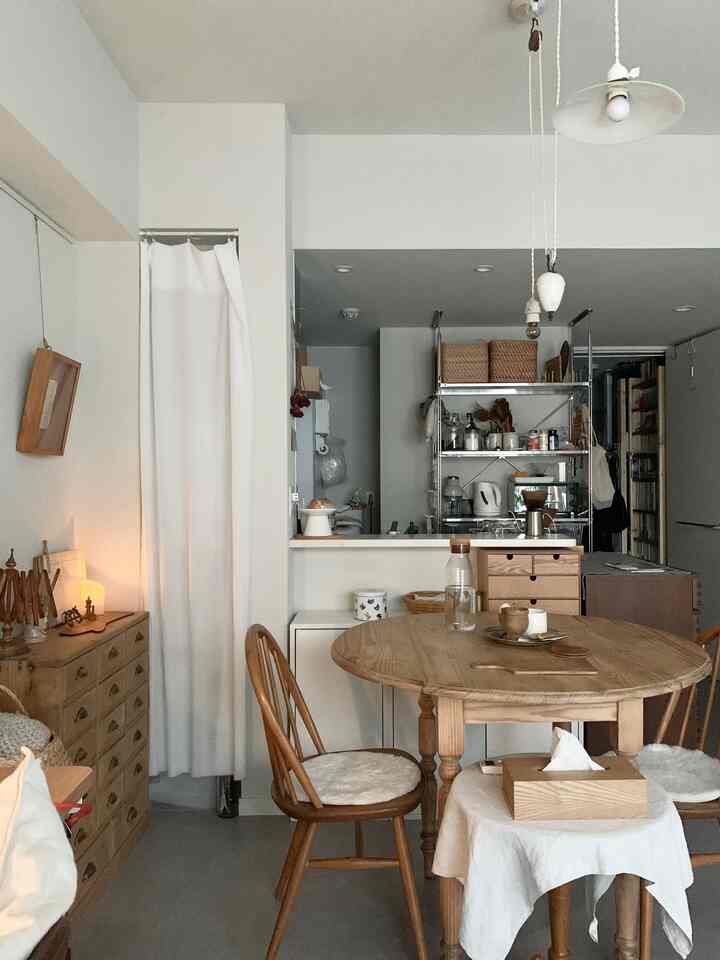 狭い賃貸のキッチン。
もう少し工夫したいところです🤔



#賃貸キッチン #賃貸インテリア #キッチンインテリア #テーブルコーデ  #あったら便利 #一生もの #キッチンアイテム #キッチンツール #キッチンインテリア #キッチン収納 #シンプル #シンプルアイテム #一生物 #便利グッズ #便利アイテム #キッチン雑貨 #食器集め #食器好き #アンティーク #ダイニング #リビング #アンティークインテリア #ダイニングテーブル #ラウンドテーブル #丸テーブル