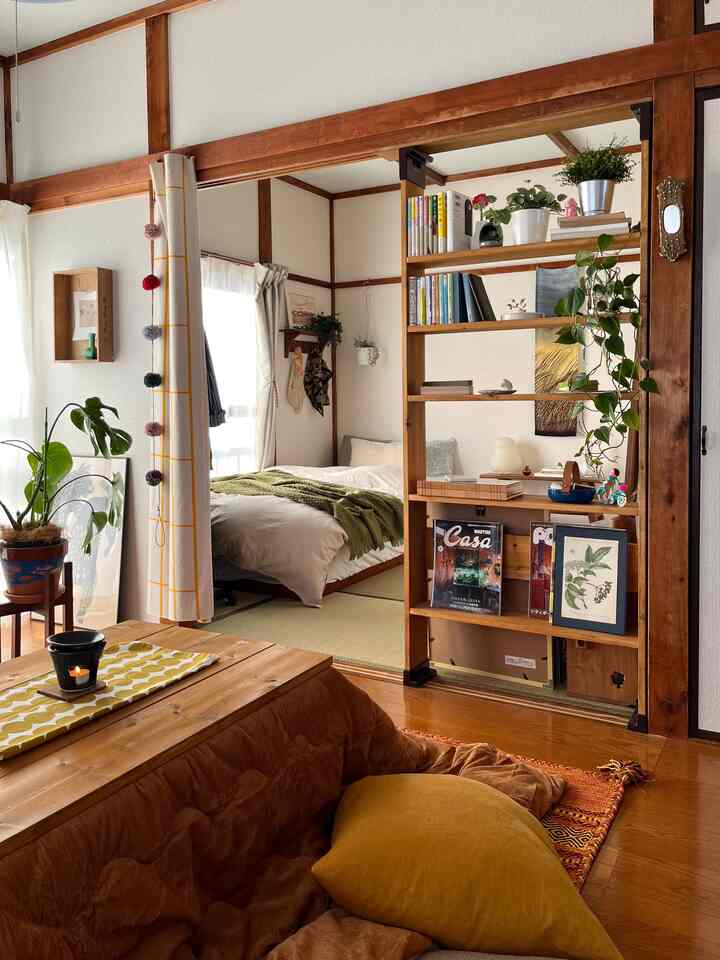ナチュラルな木目調のリビングと畳の部屋が繋がった居心地の良い一人暮らし空間