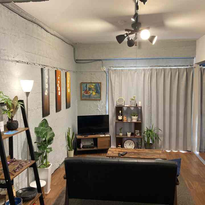 【絵を飾りたい】
家具は基本的に3色までにまとめると、統一感が出るのでそれっぽく見えます。
僕の家はブラウン系で落ち着くようなイメージ
#シーリングライト
#キャンバスアート
#ブラウン家具
#北欧インテリア
#ソファー