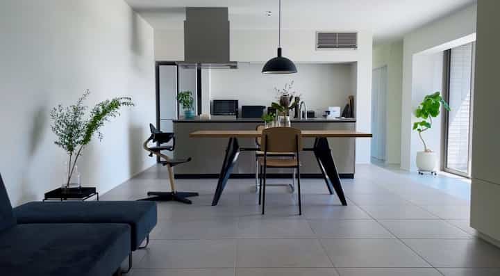 大人になったらダイニングテーブルで座ってご飯を食べるんだ！！って、小さい頃 掘り炬燵で育ってきたわたし。

EMテーブルか大好きだけど、帰省して冬は炬燵もいいなぁって思ってしまったわたし。

#vitra #EMテーブル #インテリア #ダイニングテーブル #ダイニング #2ldk #床タイル #観葉植物 #炬燵 #マイホーム