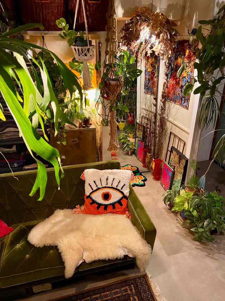 クローゼット部分を開放して、部屋の一部にしています。

姿見周りのイメージは「古着屋のフィッテングルーム」
無機質になりすぎないよう、タフティングマットや観葉植物、ヴィンテージのタペストリーやフラワーベースで控えめな色味を加えています◎

#ミッドセンチュリー #昭和レトロ #クローゼットDIY  #リビングインテリア #観葉植物インテリア #古着屋風