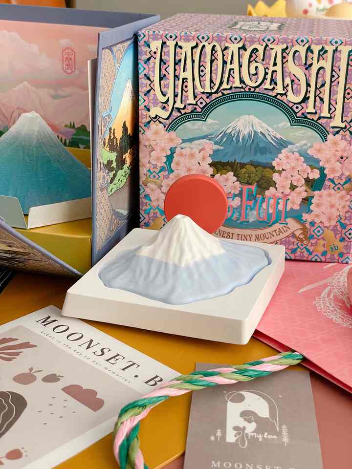 
あけましておめでとうございます 🗻☀️

お正月飾りとして新しく仲間入りした
富士山のアロマストーンです 🪨💐

少しモダンな雰囲気があり
気に入っております 😘

ではでは、今年もよろしくです 🌼


#カラフルインテリア #レトロインテリア #レトロポップインテリア #ミッドセンチュリー #お正月飾り 