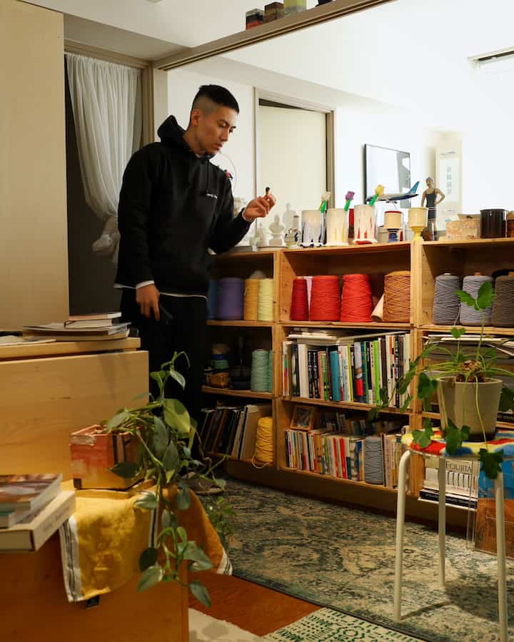 パロサントのこと”バロサント”って言ってた

ややこしいよね、ばーろー

フィギュアや彫刻をみると、たまらなく欲しくなってしまう相伴でして、とくにギリシャ彫刻的なものはツボだったりします。

ヒゲもじゃでマッチョなのに布切れ1枚だったりするギャップが萌えるのです🥸

#インテリア男子 #インテリアコーデ #一人暮らし部屋 #現代陶芸 #本棚 #ブックシェルフ