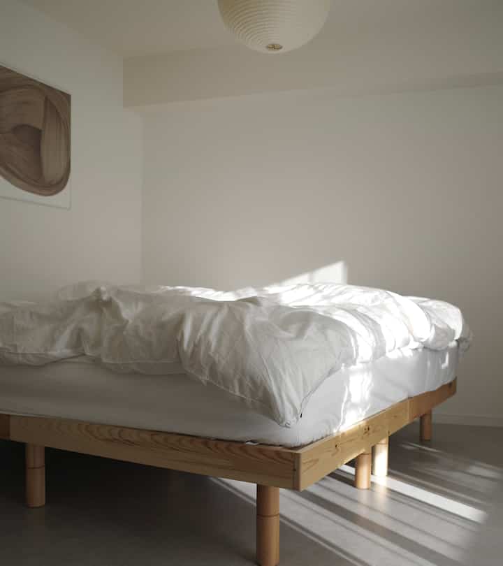 今年はカラー物ののベッドリネンに挑戦したいねえ🛌
ベッドルームは雰囲気変えたくてフロアタイルにしたの正解だった。
#isamunoguchi #ronanbouroullec
