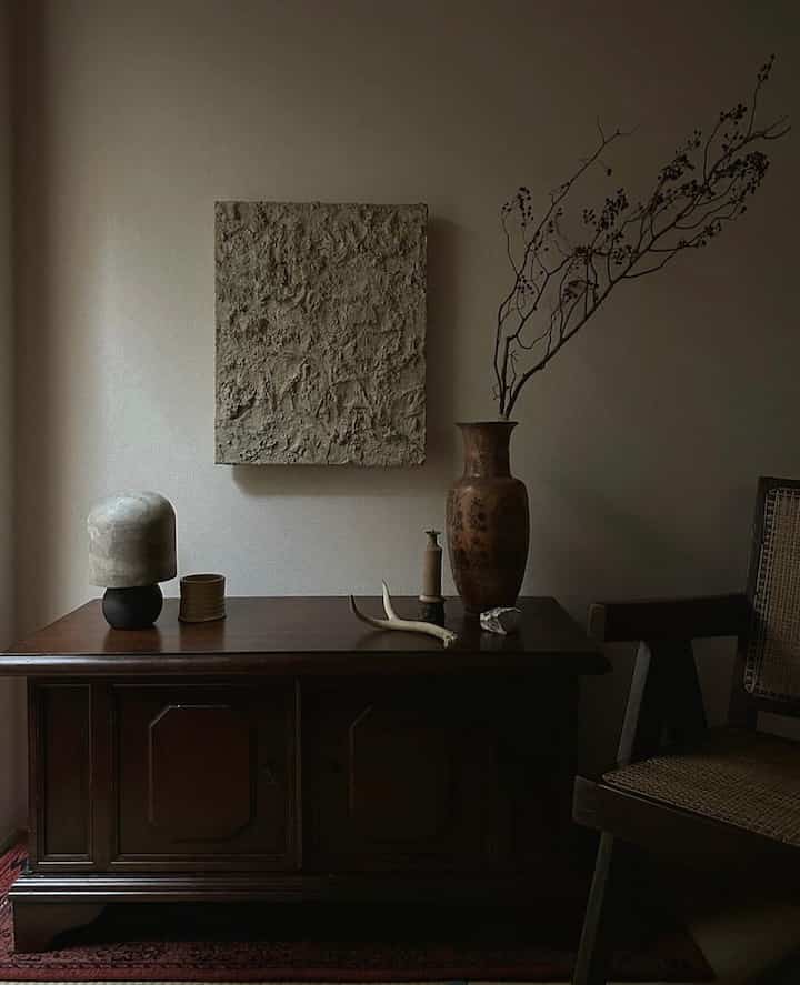 温かみのあるブラウンのヴィンテージインテリア、木製のサイドボードにテーブルランプと花瓶が配置されたナチュラルな雰囲気のあるインテリア