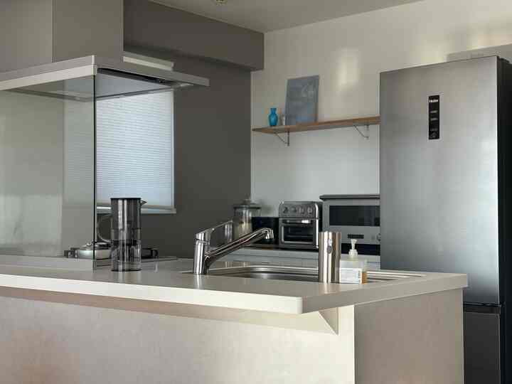 キッチンは白を基調に
家電やアイテムをステンレス系で統一しています。

浄水ポットは、ブリタの浄水フィルターも使えるポット。
出しっぱなしにしてるけど、生活感があまり出なくてお気に入りです。

フルフラットキッチンなので、できるだけ物は出さずにすっきりを心がけています。
キレイを保てるのから、意外とよかった。


#キッチン #キッチン家電 #家電 #フルフラットキッチン