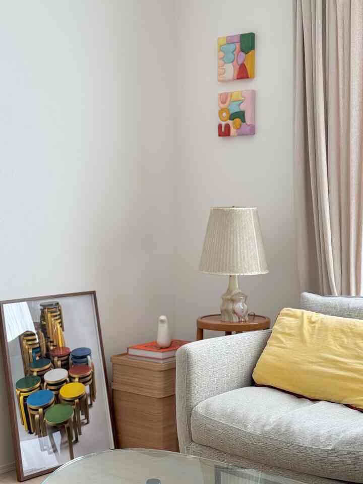 リビングの隅にもお気に入りが集合しています( ◠‿◠ )
ヴィンテージのライトは土台がオニキスになってて大変可愛いのです💯

#ヴィンテージ照明 #ヴィンテージライト #リビングルーム #リビングルームのインテリア