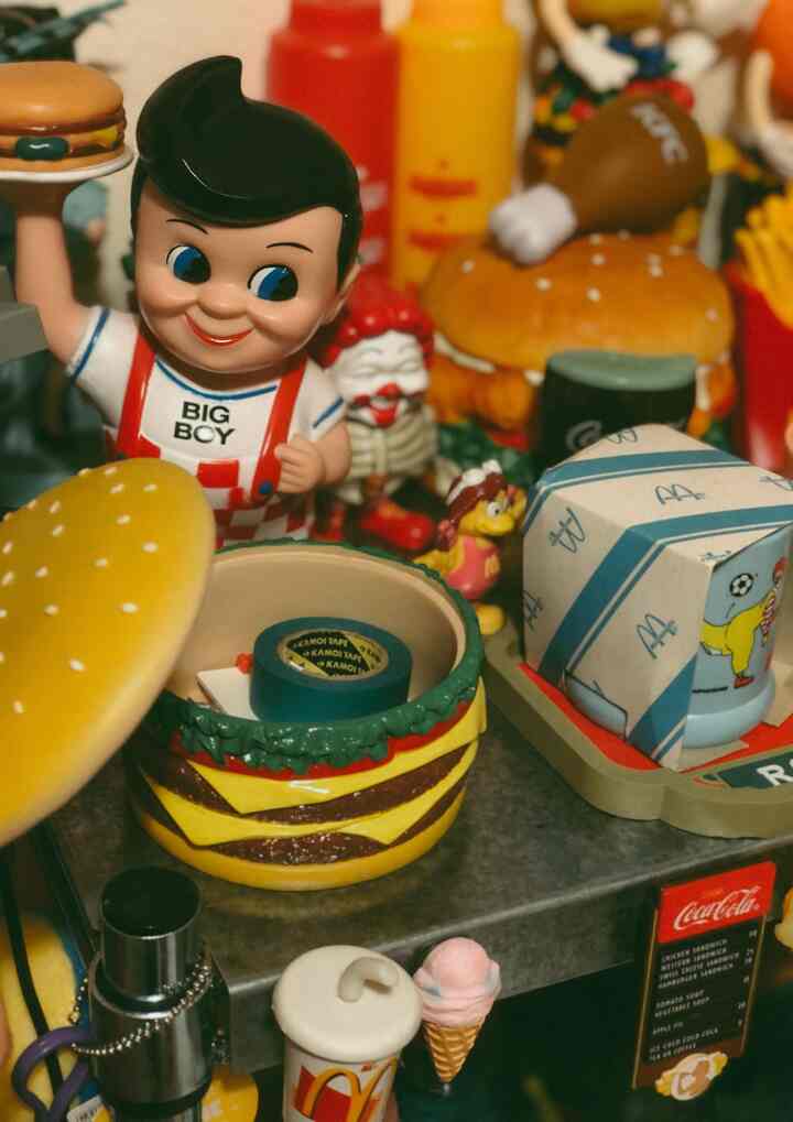 2024/01/07

趣味空間のハンバーガーコンテナとビックボーイのコインバンクを紹介します。

ハンバーガーコンテナは置いているだけでとっても可愛い陶器のアイテム。バンズを外すと中が収納になっている優れもの。

ビックボーイのコインバンクも置いているだけ可愛い。

#アメリカ雑貨 #bigboy