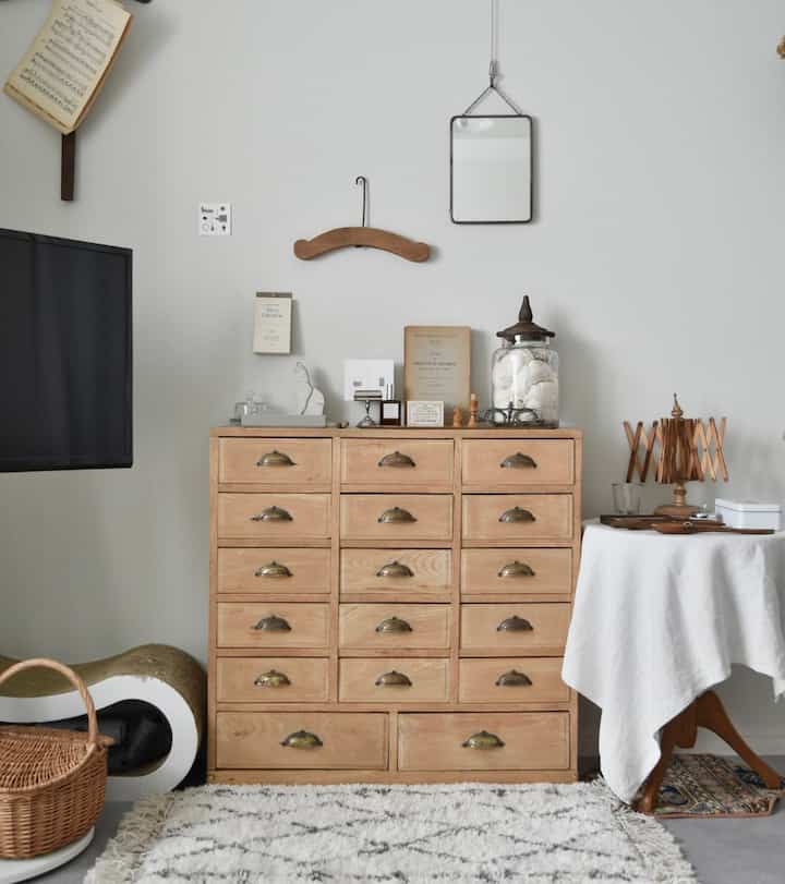 大掃除中。とりあえず、でいろんなものをはしっこに。　

#猫とアンティーク #賃貸インテリア #賃貸暮らし #二人暮らしインテリア #部屋紹介  #ブロカント #インマイルーム #狭い部屋  #アンティーク家具 #猫とインテリア #アンティークインテリア #フランスアンテーク #1LDK #フランスのもの #古家具 #古道具 #引き出し #ラグ #アンティークラグ #ベニワレン #爪研ぎ #かご