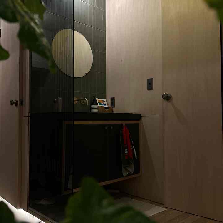 お気に入りの洗面台
moebeのミラーがポイント。
本物の磁器タイルにして、
ドアノブと水栓をゴールドに統一して高級感を演出。

#中古を買ってリノベーション
#中古マンションリノベーション
#洗面台
#interior
#renovation
#Washbasin