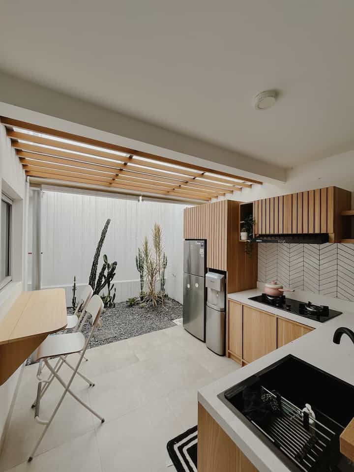 Hello! Kali ini kami mau share mengenai dining room dirumah ini, 
Kami memiliki 2 dining room, keduanya memiliki peruntukkan yang berbeda. 
Jika ingin makan bersama sambil menonton, kami akan menggunakan area dining room yang bersatu dengan living room.
Sementara, jika ingin bersantap sambil menikmati udara segar, kami akan menggunakan meja & kursi bar portable yang tersedia di area dining room.
Set meja bar dibuat portable untuk memaksimalkan ruang yang ada jika sedang tidak digunakan☺️

#KitchenRoomDecor #DiningRoomDecor #DiningRoomIdeas #DiningRoomInspiration