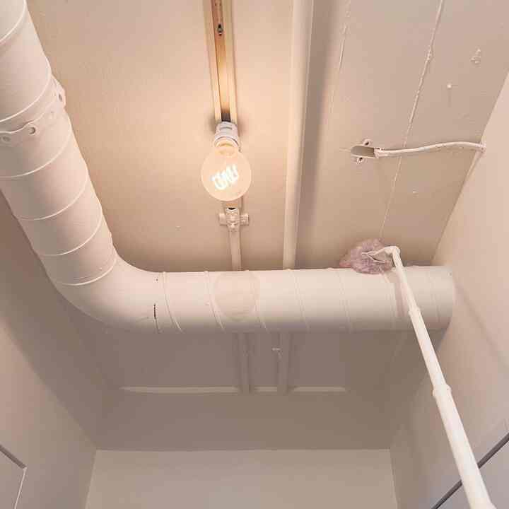 Continuation of the big cleaning that I completely forgot about🧹
A long handy wiper works great on ceiling ducts 🙆‍♀️
#Corridor #リノベーション #リノベーションマンション #ホワイトインテリア