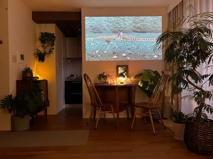 シーリングと一体型のプロジェクターを使って壁にテレビ番組や映画を映して見たりして楽しんでいます。
色々な機能があって結構面白い！
明るすぎると色が薄くなってしまうので、多灯照明にして部屋は薄暗くしています。

#リビング
#ダイニング
#ヴィンテージ
#プロジェクター
#照明
#ふたり暮らし