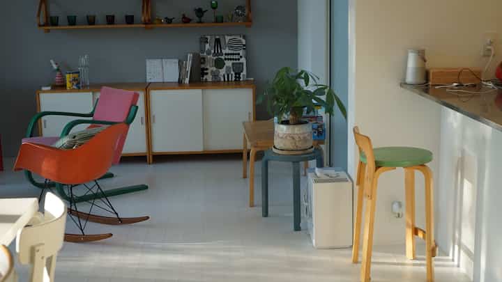 やんちゃ坊主2人いマス。
白い床、めっちゃ汚れマス。
でもイロモノが好きなので白い床なんです。
でもやっぱりめっっっちゃ汚れマス。
それでもスキならアリなのかな？笑

#白い床 
#パイン材 
#artek 
#alvaraalto 
#eames
#リビング 
#ダイニング 
