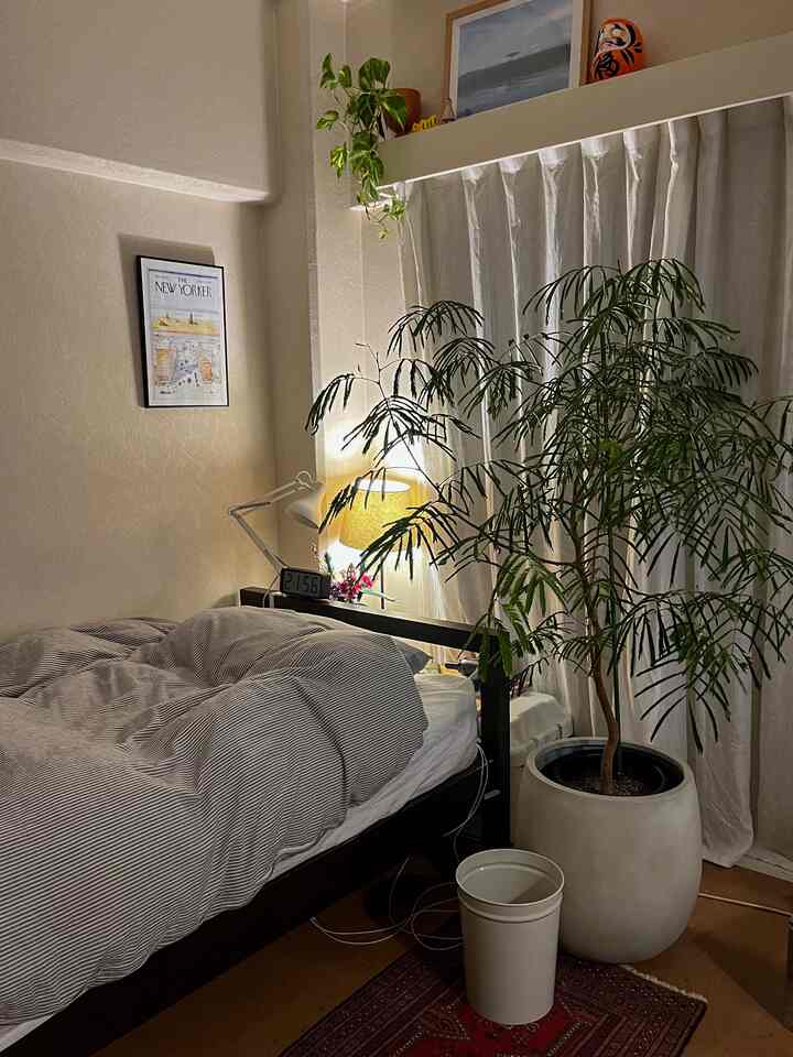 20240108

ベッドスペースはワンルームという事もあり、部屋に馴染むシンプルな色味にしています。
ベッド周りは無印やニトリの物を使用することが多いです。

ベッドの死角には収納ボックスを置いていて、その上に板を置いて簡易の物置スペースにしています。

照明やハンドクリーム、本、眼鏡、スマホなどを置いています。ここは見た目よりも実用性重視ゾーン。笑

#ベッドスペース #寝室