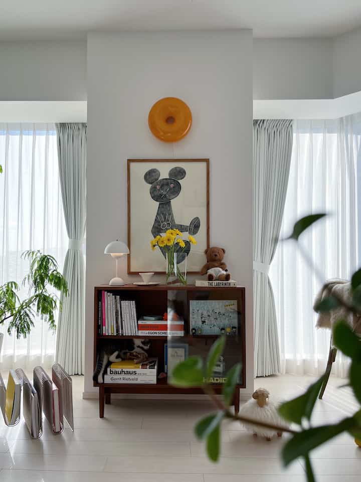 Senang bertemu dengan Anda!
Terima kasih telah menghubungi kami untuk ohouse musim 5.
Nama saya Mari, dan saya akan menjabat sebagai duta besar Anda.
Saya akan senang jika bisa berbagi desain interior favorit saya dengan sebanyak mungkin orang.

Saya tinggal di apartemen 4LDK yang sudah direnovasi menjadi 2LDK.
Postingan pertama adalah rak vintage favorit saya.
Saya dengan hati-hati memilih dan mendekorasi hal-hal yang saya sukai.
Menikmati interior sambil dikelilingi oleh dua anjing dan kucing yang energik ♪

Ini adalah rumah saya, dan saya menantikan dukungan Anda yang berkelanjutan 🙌❤️

#Interior #マンションインテリア #マンション暮らし #ヴィンテージ家具 #ブックシェルフ #本棚 #本棚のある暮らし #アートのある暮らし #花のある暮らし #北欧インテリア #scandinavianinterior #vintageinterior #ambassador #cozyroom #cozy #bookshelf

