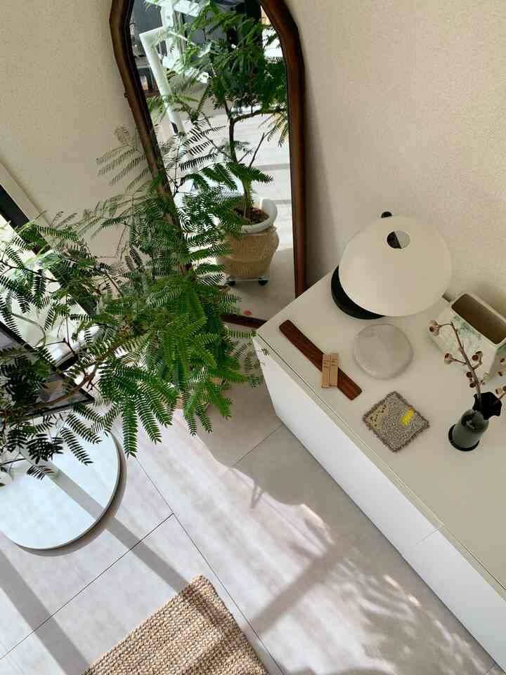 Floor tiles in the 13 tatami living/dining area
It's covered.
There are light and dark shades, and the shadows of the plants are reflected beautifully 🌿

The impression of the room is tightened and the interior is
It has become a space that stands out.
This is a really nice item to include.

#IKEA #2人暮らし #フロアマット #フロアタイル #シンプルモダン #ナチュラルヴィンテージ