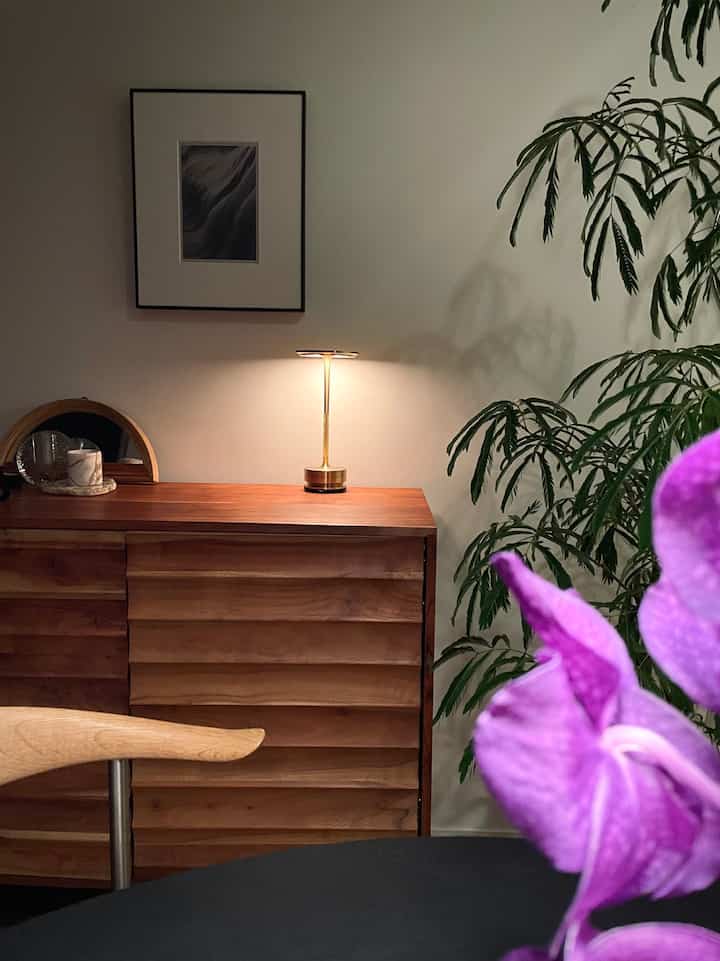 なんだかんだこのモノクロのポスターフレームとTURNの組み合わせがとても好き。
ポスターはetsyでデータ購入し、印刷して額装しています。間に挟むマット紙がとても重要な役割で、高級感と上品さを演出したい時に使用します。窓の寸法やデザインを指定して作ります。
#ポスターフレーム #額装 