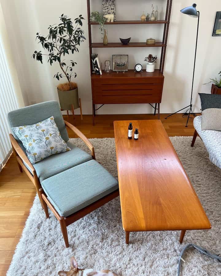 ナチュラルカラーのスカンジナビア風リビング、木製家具とフロアランプが配置された温かみのある空間