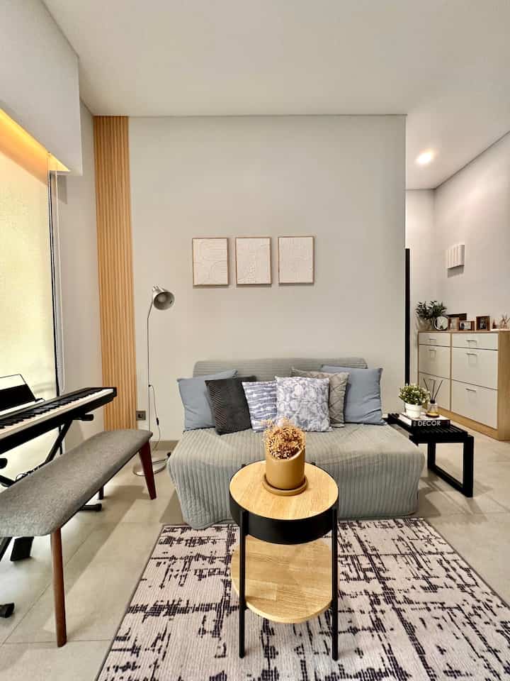 Ruang Tamu dengan sentuhan Modern Industrial✨
Ruang tamu dirumah didominasi dengan warna abu-abu dan hitam. Ada 3 barang favorit di livingroom, pertama ada meja sisi yang dibeli di Informa, lalu Cutter Stool yang dibeli custom dari pengrajin Jepara, dan Reed Diffuser dari Home of Humans yang membuat ruangan wangi.
Ketiga benda ini sangat aku suka karena sesuai dengan apa yang aku inginkan. Setiap benda memiliki arti, seperti cutter stool yang dibuat custom jadi tidak pasaran. Reed diffuser favorit karena wanginya tahan lama dan semerbak. Meja Tipton dari Informa yang sangat kokoh. 
#BendaFavorit
#RecomendedFurniture
#RecomendedDecorItems
#ModernIndustrial
#Homestyling
#RumahCluster
#Decorlowbudget
#Depok
#Homeinspiration