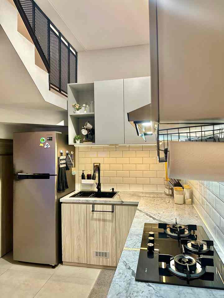 Dapur semakin cantik dengan tambahan LED Warm White 🤎
Dengan menambahkan lampu LED dapur yang biasa jadi terlihat lebih mewah dan cantik. Lampu LED yang aku pakai ini mode sensor gerak otomatis, dan hanya ditempel saja di kabinet dengan sistem menggunakan magnet. Simple, clean look, dan stand out 🤎
#Kitchenlook
#KitchenIdeas
#Homestyling
#Homedecor
#ModernIndustrial
#Rumahcluster
#72m2
#Livewithkids
#Depok
#KitchenModern
