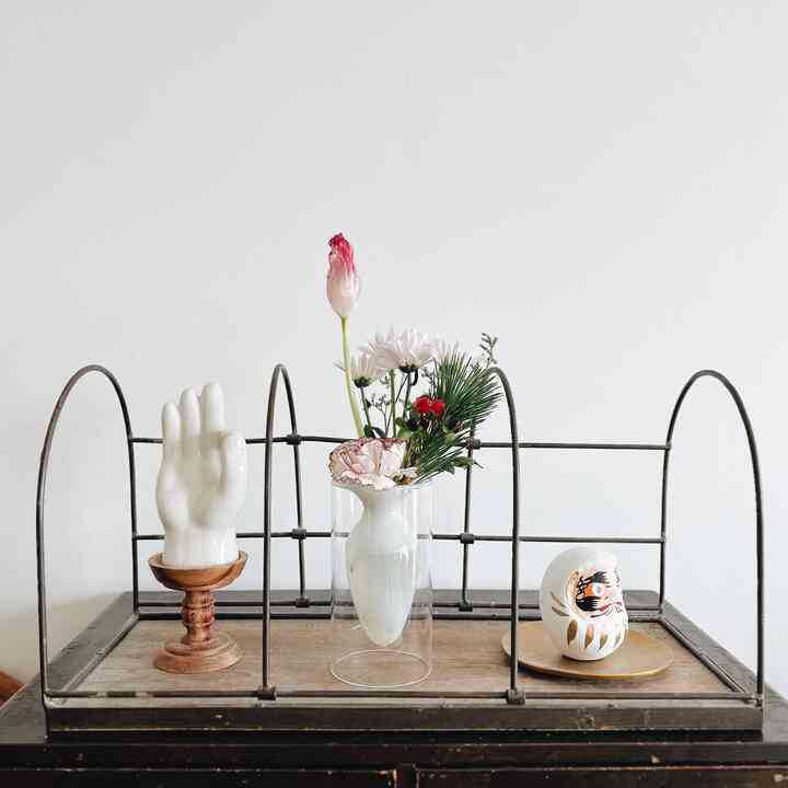 白と木目調のシンプルなオブジェが置かれたテーブルのある空間