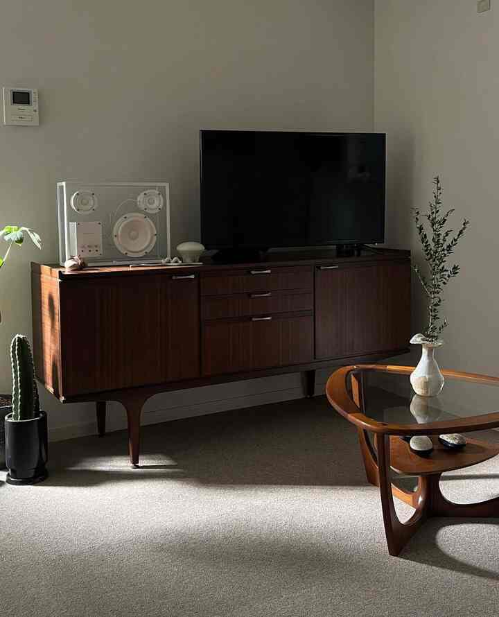 On your favorite living room sideboard
A mid-century space.

#Midcentury #ミッドセンチュリー家具
#Tilecarpet #サンゲツ #サイドボード
#TV board #リビング #livingroom
#TRANSPARENT #スピーカー #ヴィンテージ家具