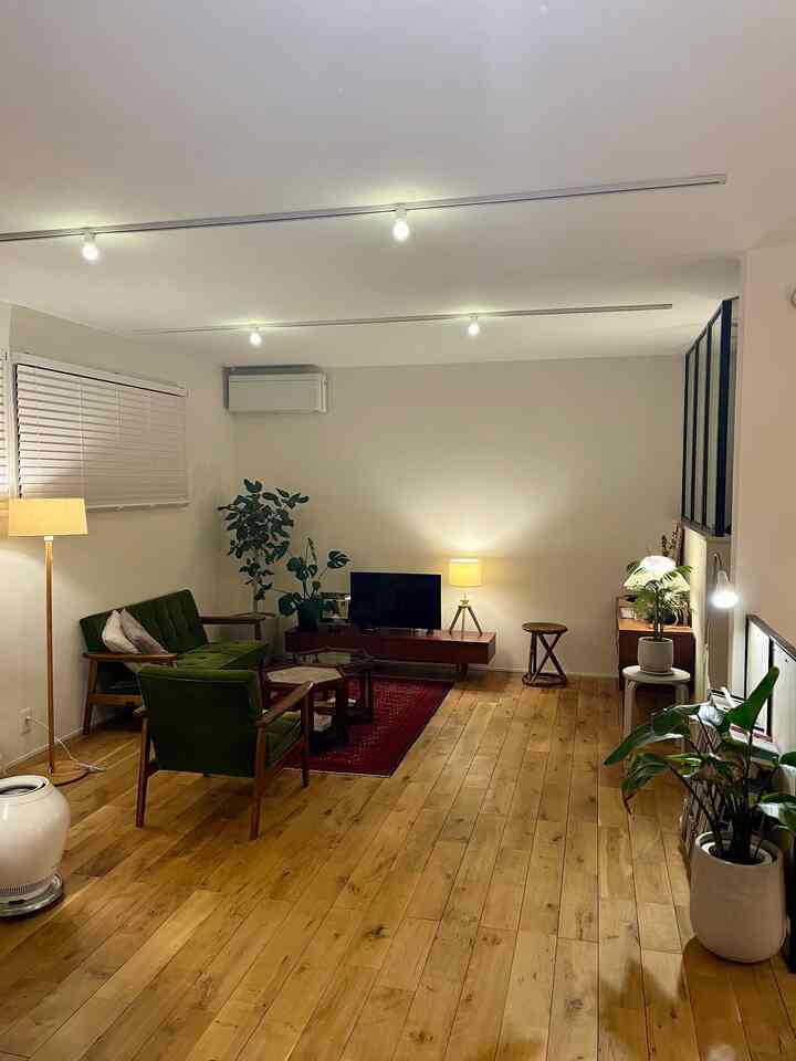 夜のリビング。
#無垢床 #カリモク60 #サイドボード