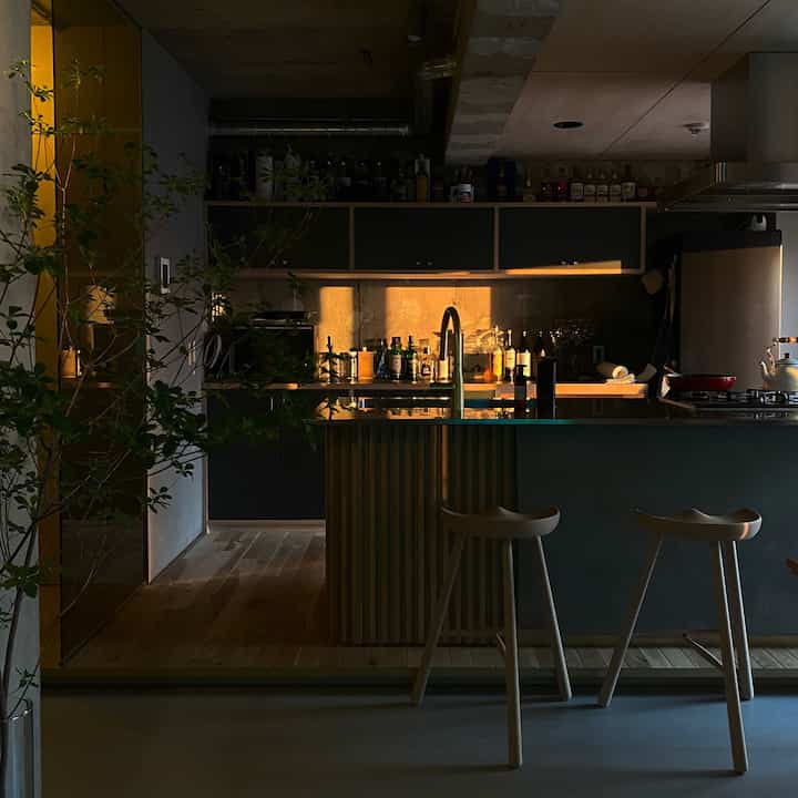 西陽を取り込んだキッチン
海外インテリアみたいな雰囲気で好き


#海外インテリア
#マンションリノベーション
#シューメーカー
#キッチン
#interior
#renovation
#kitchen