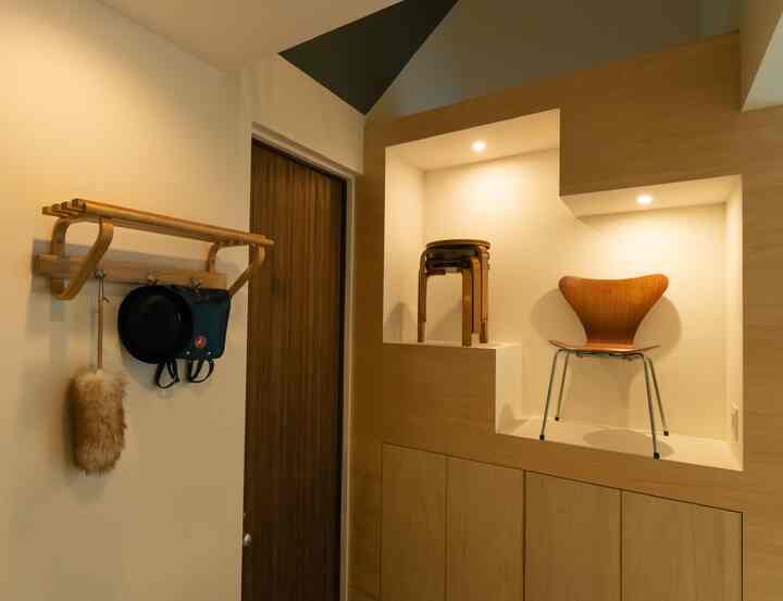 玄関を入ってすぐの飾り棚。
なんで椅子？？？って言われます。笑
ここが私の出発点。
初めて買ったヴィンテージ がセブンチェアでした。

#玄関 
#趣味のスペース 
#Fritzhansen 
#sevenchair 
#ARNEJACOBSEN 
#artek 
#alvaraalto 
#stool60

