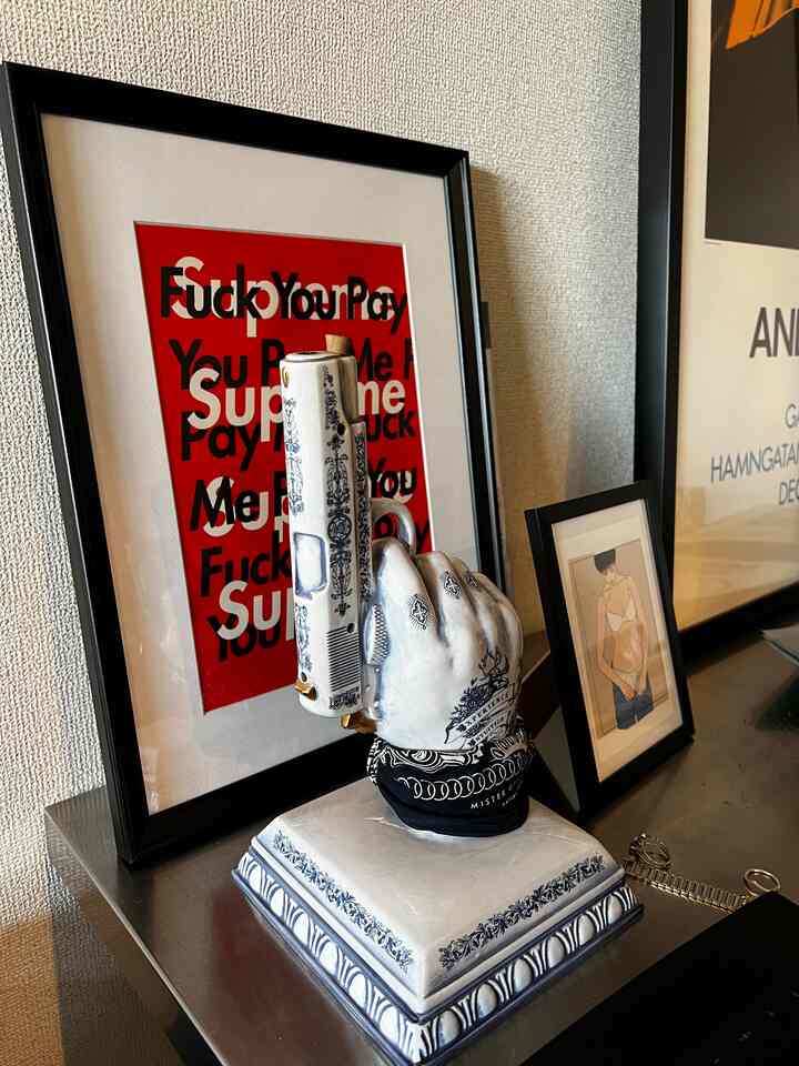 The display on the stainless steel table tends to change frequently. I bought a lot of frames at IKEA so that I can show off my art soon 🎨The frames at IKEA look expensive so I want as many as I can 🕊️

#IKEA purchased items
#supreme
#neighborhood