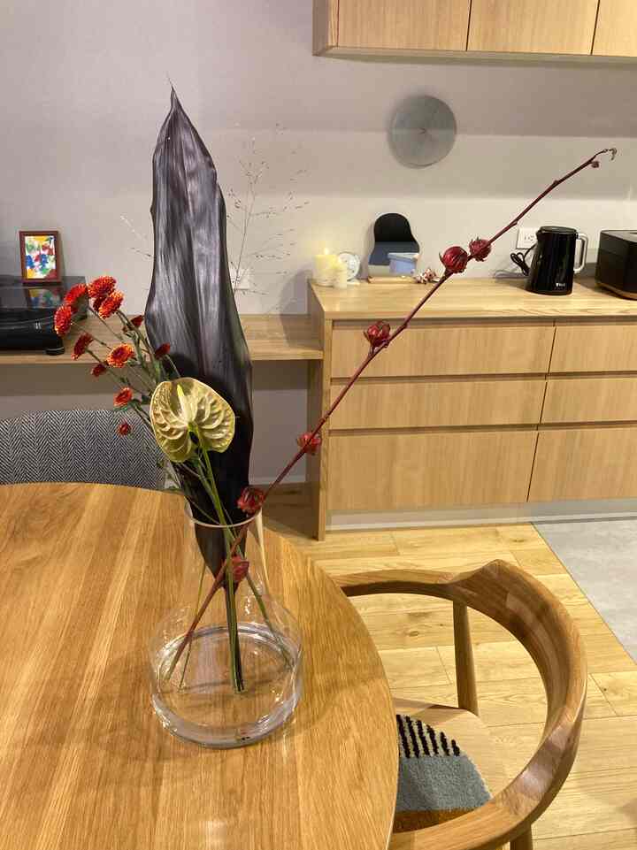 久しぶりに花を置きました☺️
フラワーベースのサイズや色の
ちょうどいいやつがなかった🤭

もう少し小さくて口が細いの欲しいな🥹✨


#ダイニング #ダイニングテーブル #ダイニングチェア　 #フラワーベース #壁掛け時計 #kumiji 
