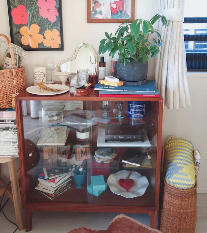 お気に入りの眺め🎼🎧

いい感じにキャビネットの中もごちゃごちゃしてきたぞ！！

#リビングルーム #キャビネット #ガラスキャビネット #journalstandardfurniture #ジャーナルスタンダードファニチャー #お香立て #お香のある暮らし #インセンスホルダー #incense #diptyque #キャンドル #器