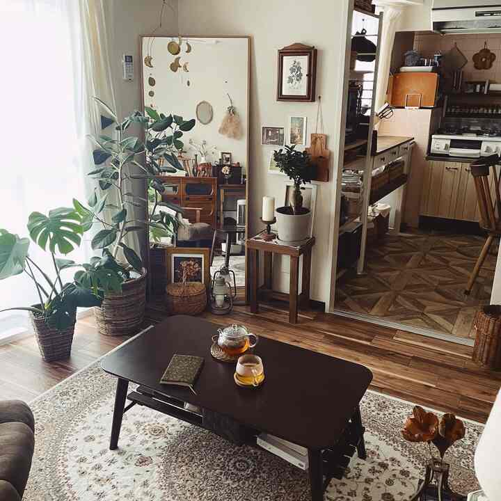 ナチュラルな木目調と観葉植物が配置された二人暮らしのリビング、レトロな雰囲気の温かい空間